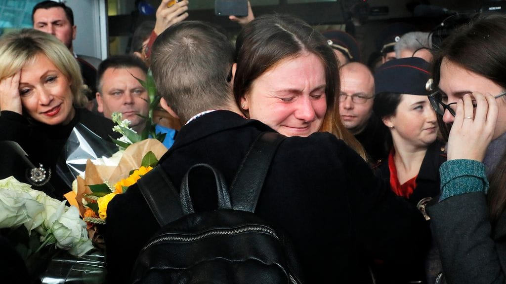 Maria Butina halasi sukulaisiaan palattuaan tänään Moskovaan. Hänet vapautettiin eilen vankilasta Yhdysvalloissa.