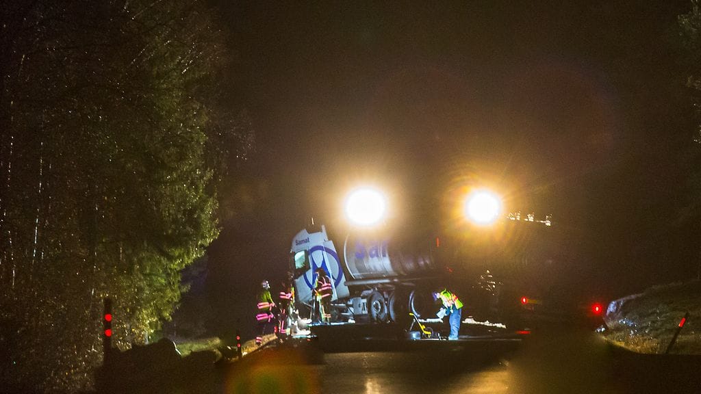 Kuva onnettomuuspaikalta. Ajoneuvot kärsivät tuntuvia vahinkoja.