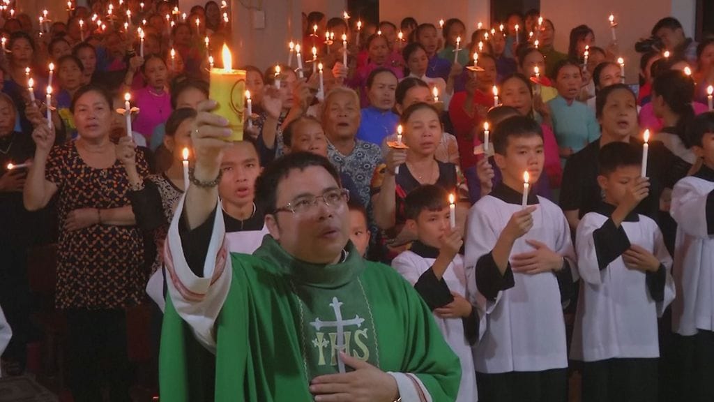 2019-10-26T172702Z_1_6014-BRITAIN-BODIES-VIETNAM-CEREMONY_frame_1387