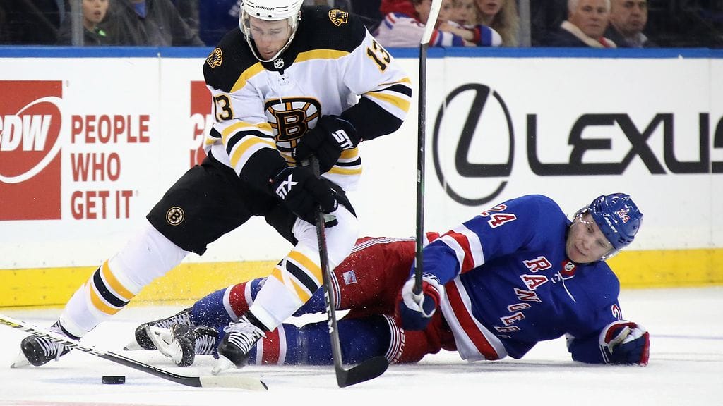 Kaapo Kakko joutui seuraamaan jäästä Charlie Coylen menoa.