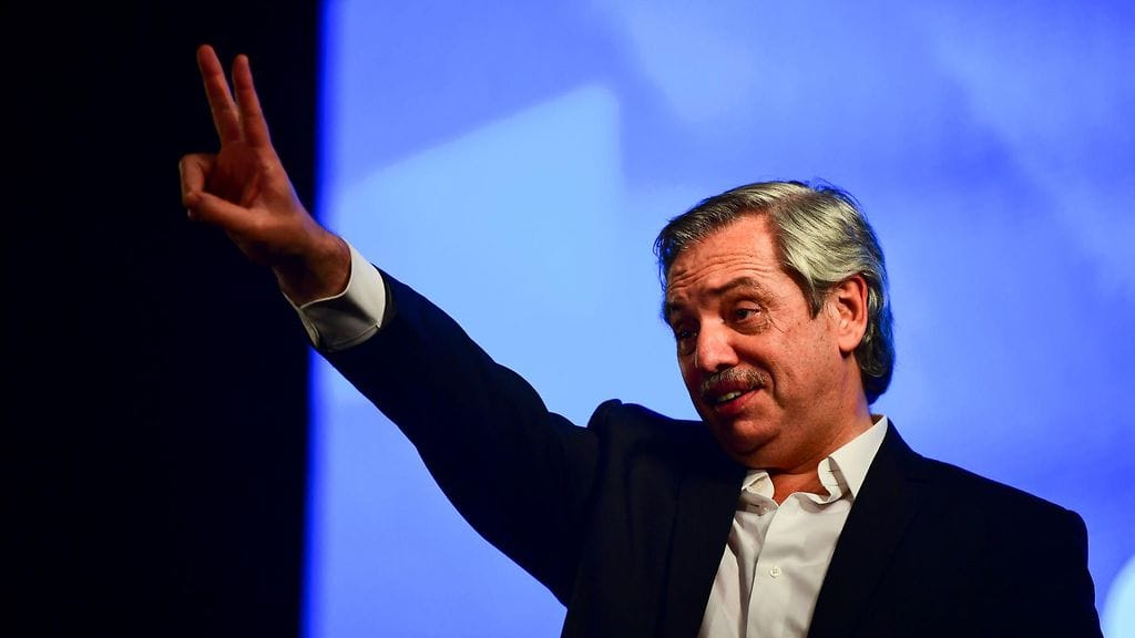 Alberto Fernandez hehkutti voittoa kannattajilleen sunnuntai-iltana buenos Airesissa.