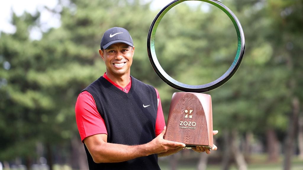 Tiger Woods sai käsiinsä komean palkintopystin.