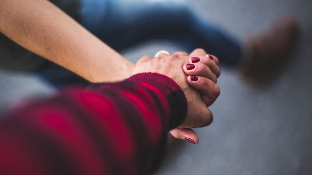 Jeff loi toiveilleen nettisivun, jolla kertoo maksavansa könttäsumman sille, joka löytää hänelle naisystävän. Jeff on aivan vakavissaan ja myös uskoo, että sijoitus kannattaa.