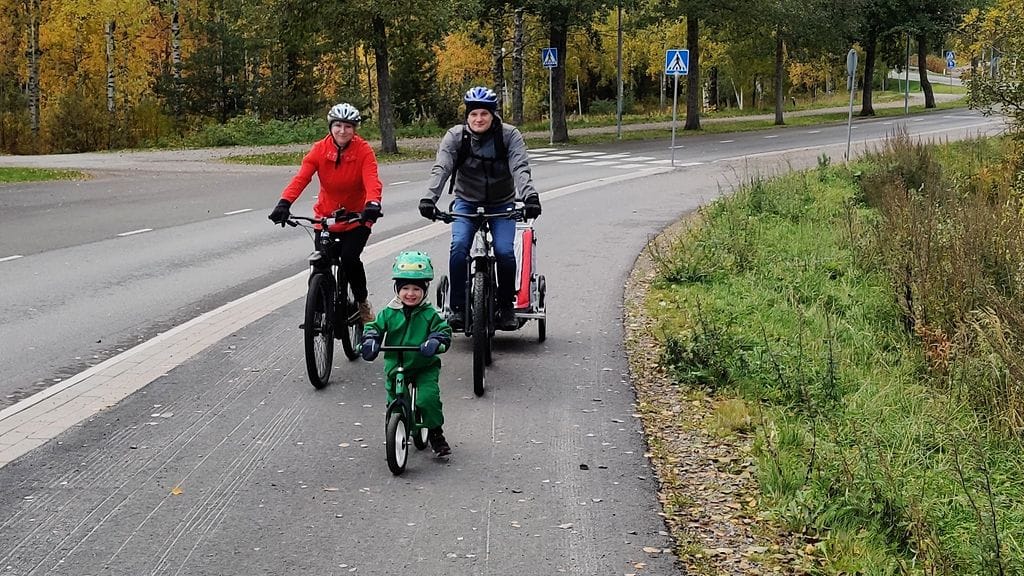 Inkeroisen perhe pyöräilee