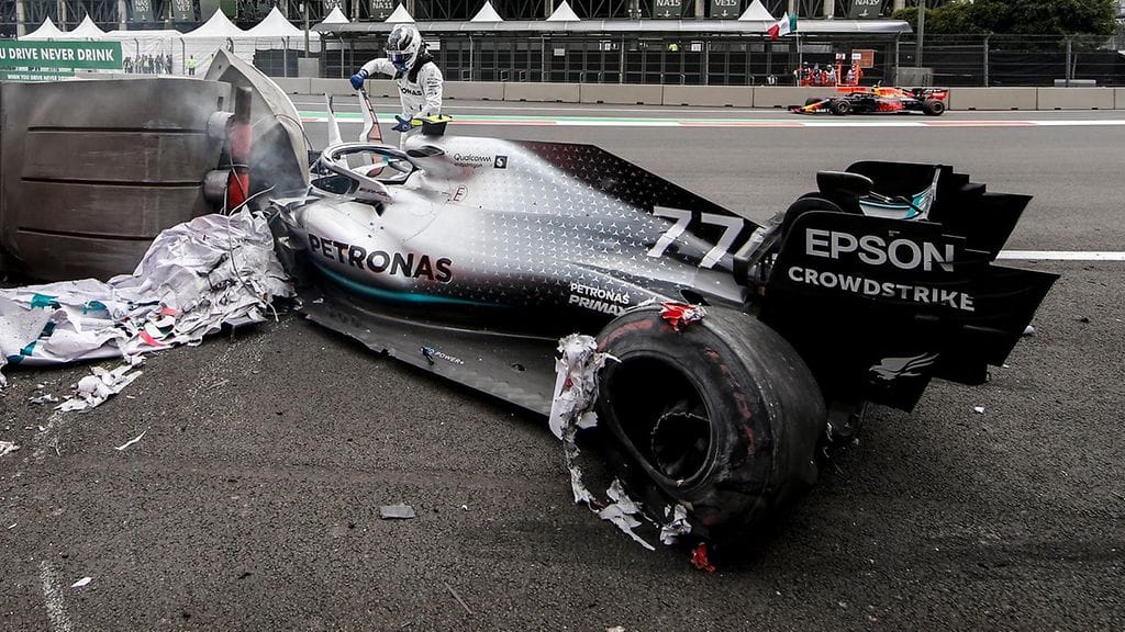 Valtteri Bottaksen noustessa autostaan Max Verstappen porhalsi täyttä höyryä ohi kolaripaikalta.