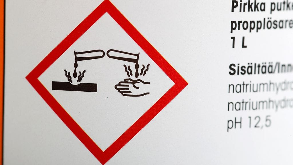 Kemiallisten riskien arviointi puuttui joka toiselta tarkastetuista autokorjaamoista ja autopesuloista sekä 34 prosentilta teollisuuden työpaikoista. Kuvituskuva.