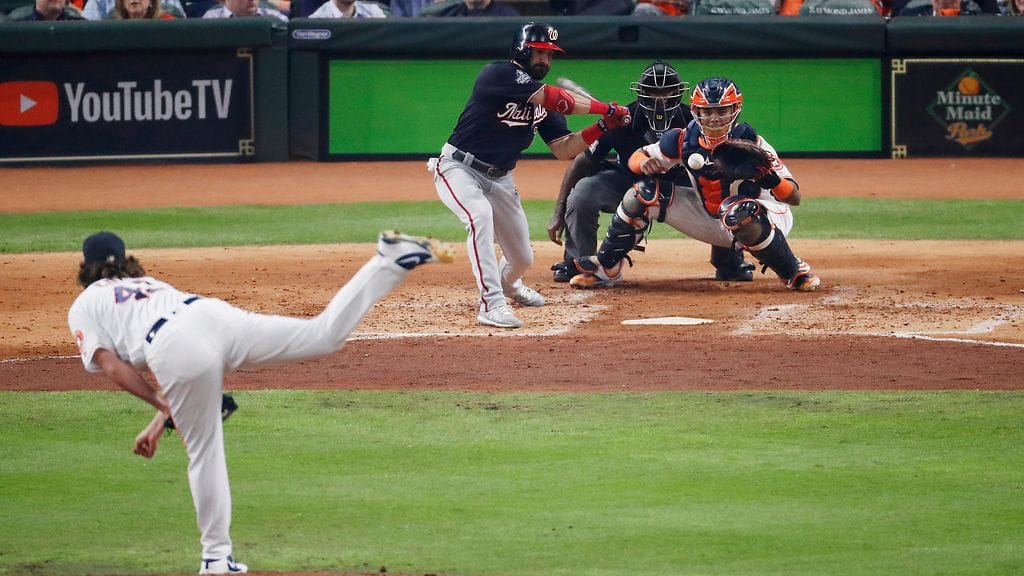 Gerrit Cole syöttämässä palloa World Seriesin ottelussa.