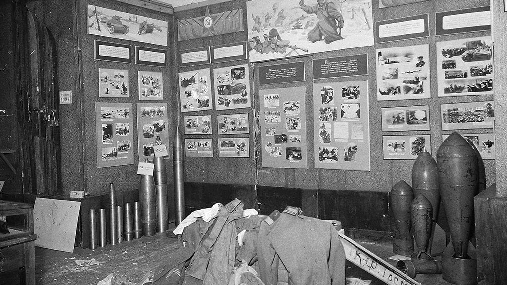 Petroskoin kaupunginkirjaston sotasaalisnäyttelyssä oli muun muassa suomalaisilta saatuja suksia, ammuksia ja asepukuja. Nurkkaus kaupungin kirjastosta, johon on koottu suomalaista sotasaalista.