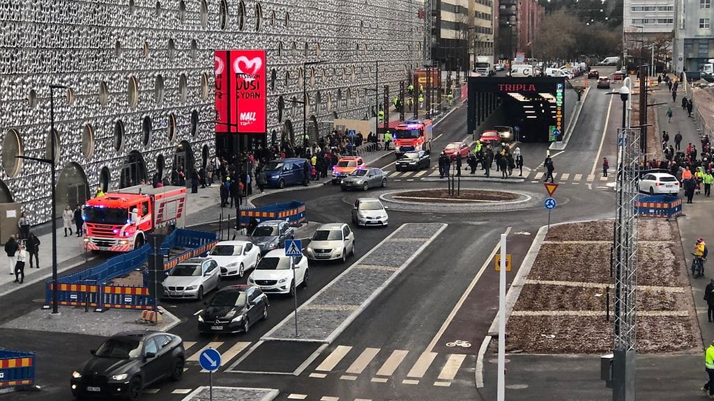Palohälytys karkotti Triplassa olleet ihmiset raikkaaseen ulkoilmaan keskellä kirkasta tiistaipäivää.