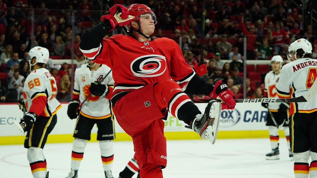 Andrei Svetshnikov värkkäsi illan ensimmäisen osumansa häikäisevällä ilmaveivillä.