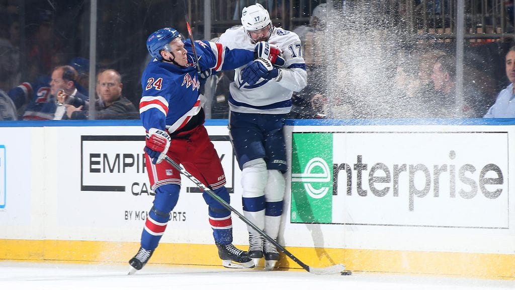 Kaapo Kakko taklasi miehekkäästi Alex Killornin laitaa vasten.