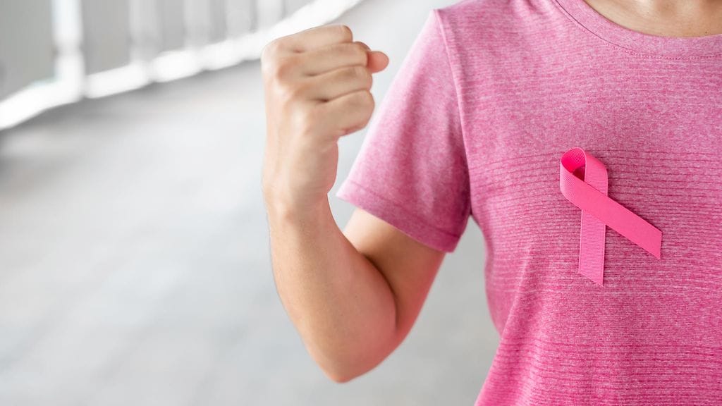 Whitney ei halunnut videollaan nolata tuijottajia, vaan välittää muistutuksen siitä, että mikäli ohikulkijoilla on aikaa tarkkailla hänen rintojaan, heillä pitäisi olla aikaa tarkastaa myös omat rintansa.