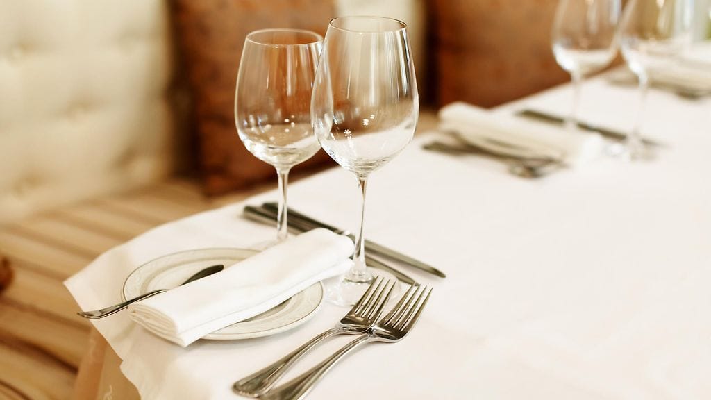 Rachel pyysi saada tavata miehen, mutta silloin ravintolan esimies puuttui tilanteeseen ja pyysi Rachelia ystävineen poistumaan.