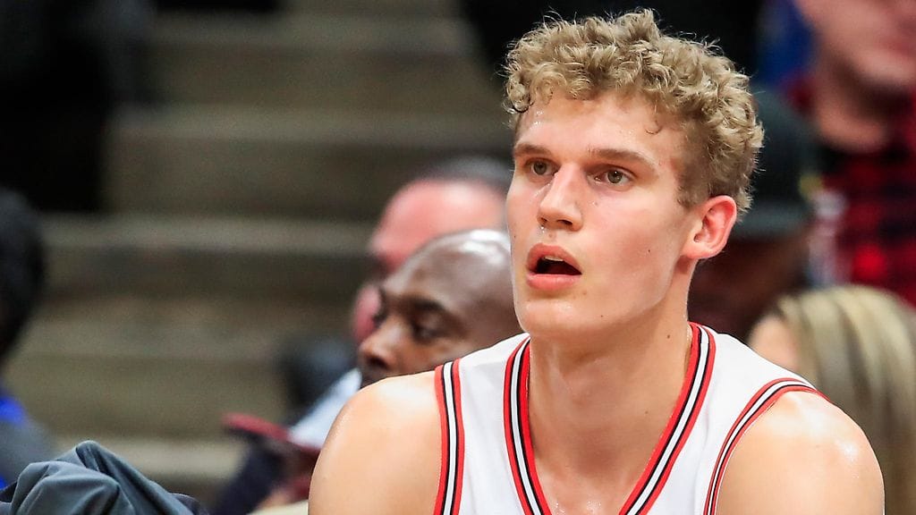 Lauri Markkanen seurasi ottelun lopun penkillä.