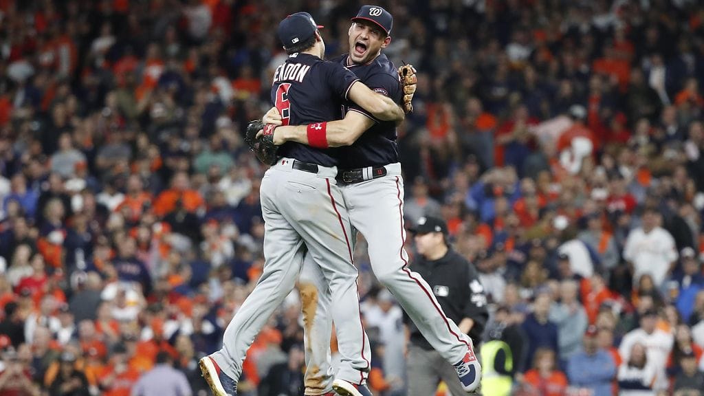 Washington Nationalsin Anthony Rendon (vas) ja Ryan Zimmerman iloitsivat MLB:n mestaruudesta.