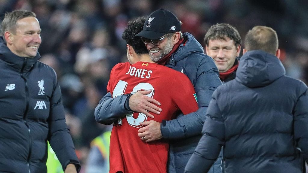 Jürgen Klopp onnitteli keskiviikkona Arsenalia vastaan onnistunutta 18-vuotiasta Curtis Jonesia.