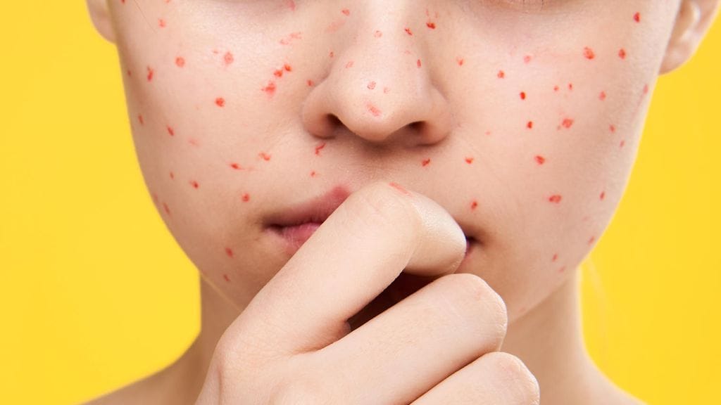 Tähän halloween-asun tarvitsee vain punaisen meikkikynän. Kuvituskuva.