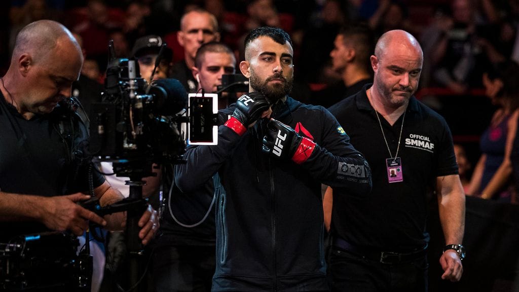 UFC-ottelija Makwan Amirkhani näyttää Ivan Puopololle, miten tehdään anakonda-kuristus