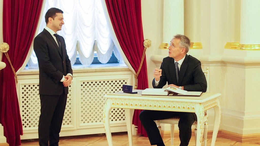 Naton pääsihteeri Jens Stoltenberg kehui Ukrainan presidentin Volodymyr Zelenskyin pyrkimyksiä hakea Itä-Ukrainan sotaan rauhanomaista neuvotteluratkaisua.