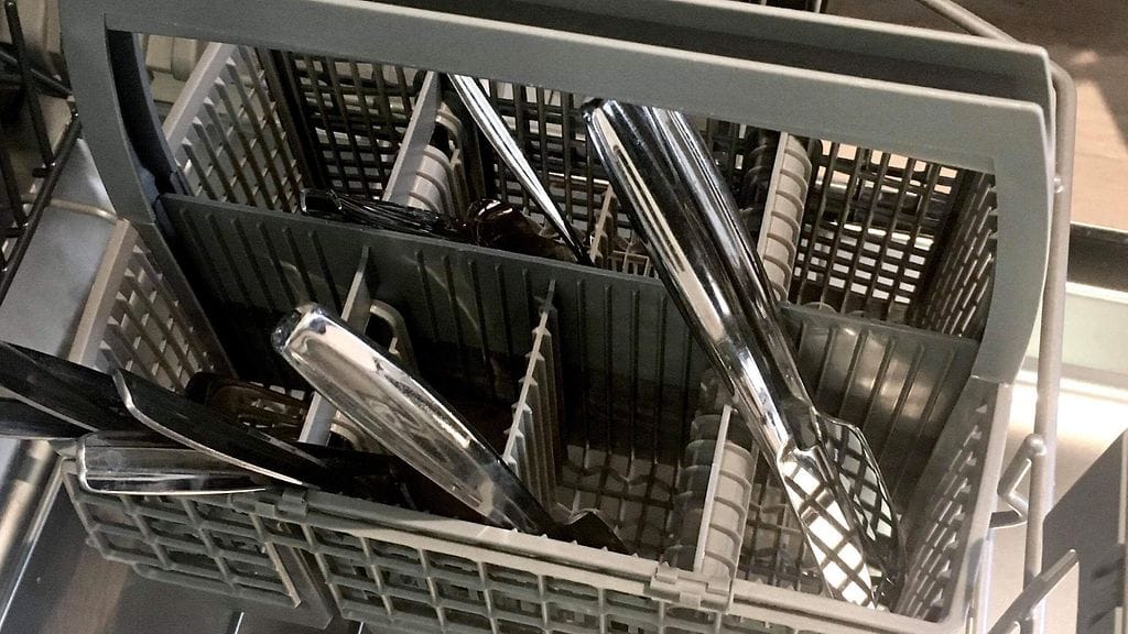 Asiantuntijan mukaan aterimet pitäisi laittaa astianpesukoneeseen suuhun menevä osa alaspäin.