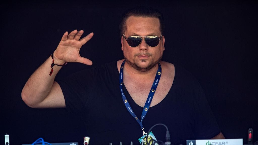 Alex Kunnarin katsottiin kirjanneen kirjanpitoon suuren määrän sinne kuulumattomia vaate- ja matkakuluja.