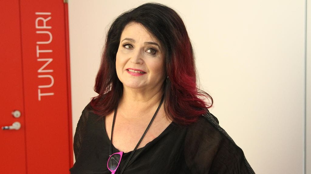 Meiju Suvas, 65, menetti äitinsä. Hän jakoi suru-uutisen somessa.