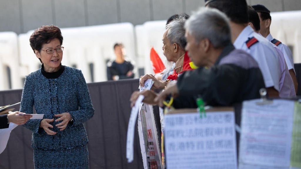 Carrie Lamin aikana Hongkongissa on puhjennut massiivisia mielenosoituksia. Hänen kannatuslukunsa ovat nyt ennätysalhaalla.