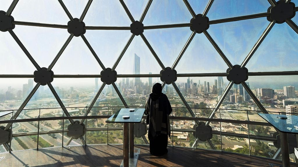 Nainen katseli Kuwaitin pääkaupungin Kuwait Cityn horisonttia näköalatornista. Kuva ei liity tapaukseen.