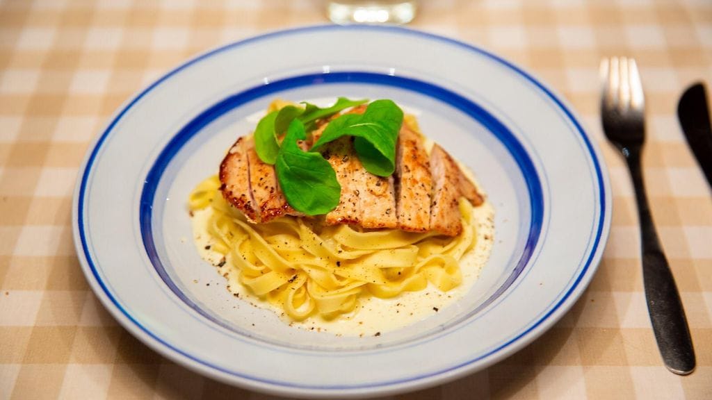 Vuohenjuusto-kanapastaa.