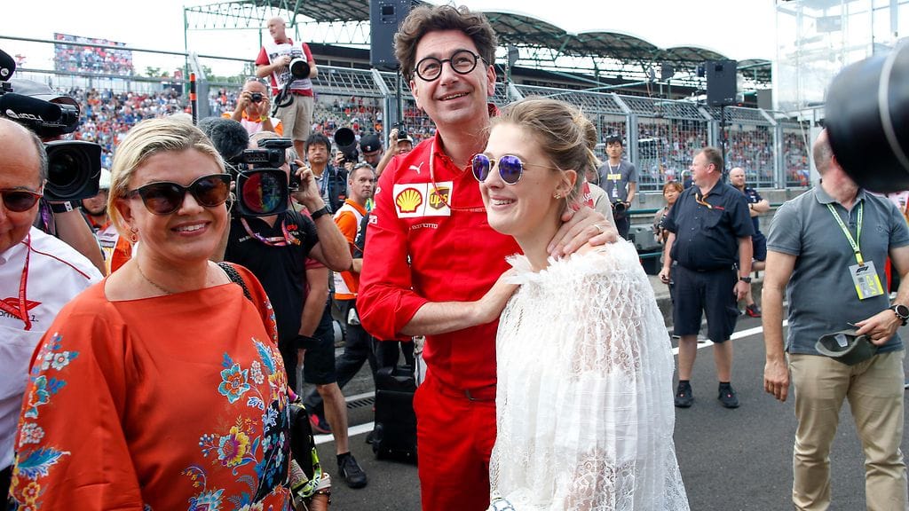 Corinna Schumacher (vas.), Ferrarin tallipäällikkö Mattia Binotto ja Gina Schumacher vuoden 2018 Unkarin GP:ssä.