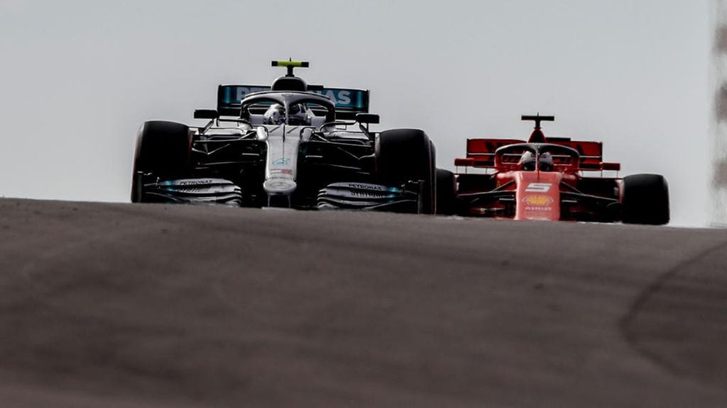 Valtteri Bottas ja Sebastian Vettel loikkaavat Austinin radan ykkösmutkan mäen päälle.