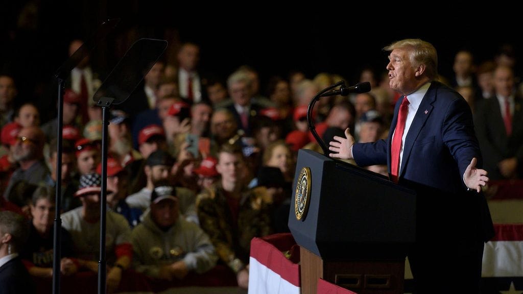 Presidentti Donald Trump puhui yleisölle Keep America Great -kampanjakiertueellaan Tupelossa, Mississippissä perjantaina 1. lokakuuta.