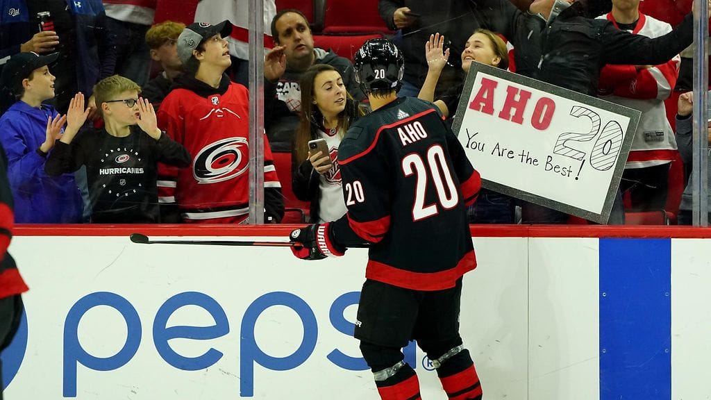 Sebastian Aho ihmetteli kannattajien kylttiä.