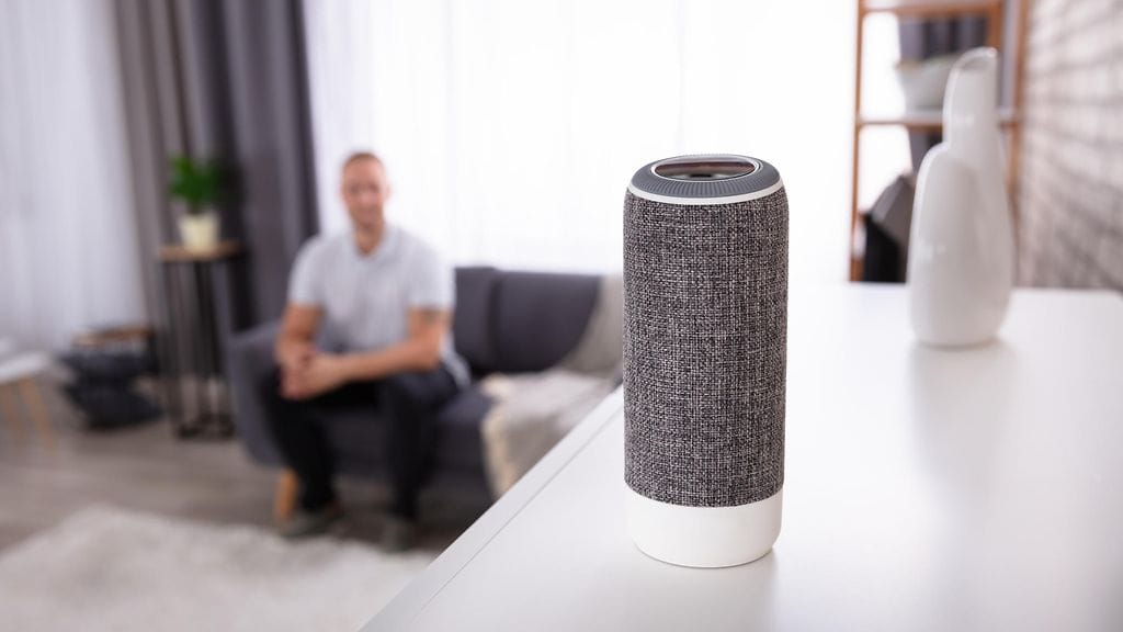 Älykaiuttimissa käytetään virtuaaliavustajaa eli tekoälyä, joka tottelee käyttäjän äänikomentoja. Kuvituskuva.