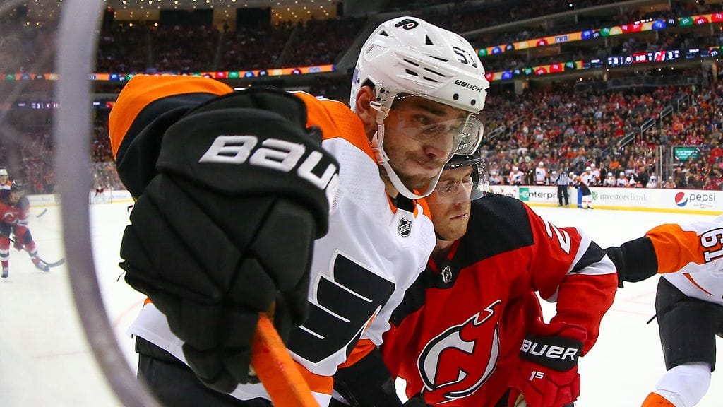 Devilsin Damon Severson ja Flyersin Shayne Ghostisbehere taistelemassa kiekosta.