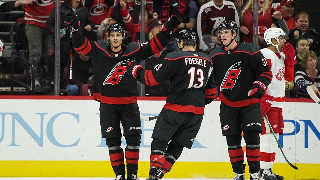 Sebastian Aho iski kaksi osumaa Detroit Red Wingsiä vastaan.