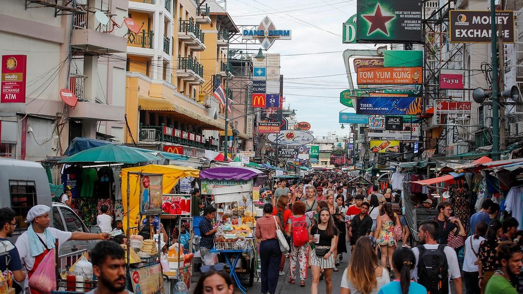 Paikallisia ja turisteja reppureissajien suosimalla Khao San -kadulla Bangkokissa.