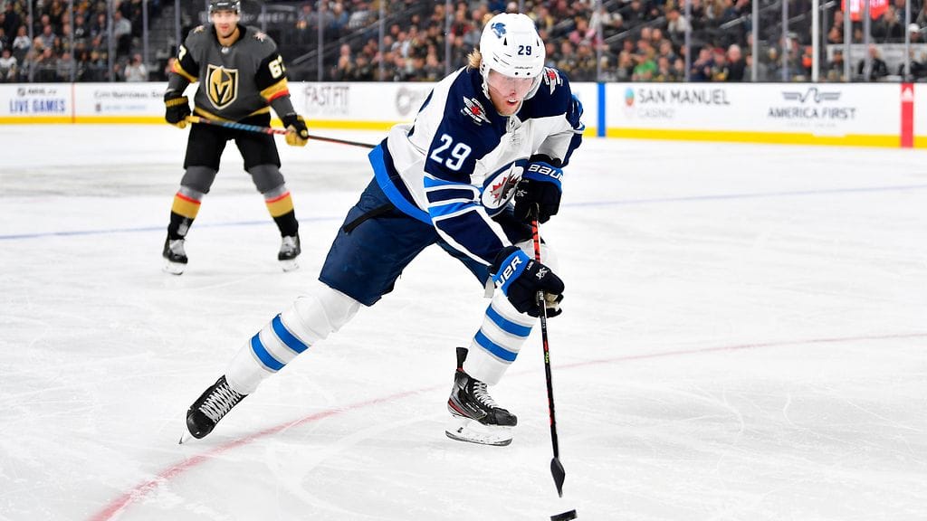 Patrik Laine palasi kaukaloon kahden ottelun poissaolon jälkeen.