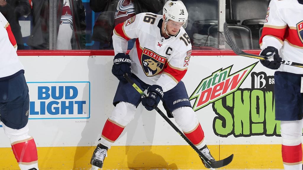 Floridan Aleksander Barkov pystyy käsittelemään vaikka kahta kiekkoa.