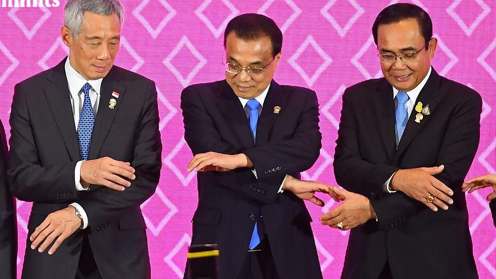 Kiinan kokousedustaja Li Keqiang (keskellä) valmistautui poseeraamaan ryhmäkuvassa Singaporen pääministerin Lee Hsien Loongin (vasemmalla) ja Thaimaan ministerin Prayut Chan-O-Chan kanssa Asean-huippukokouksessa tänään.