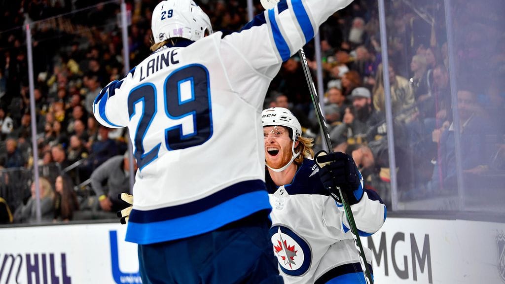 Kyle Connor ja Patrik Laine juhlivat Winnipeg Jetsin jatkoaikamaalia Vegas Golden Knightsia vastaan.