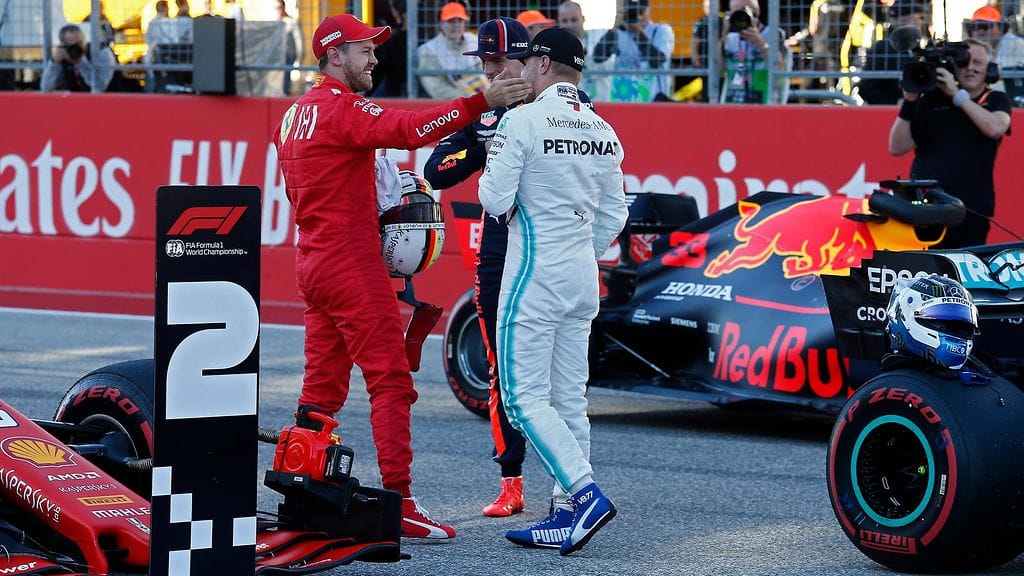 Ferrarin Sebastian Vettel (vasemmalla) onnittelemassa Mercedeksen Valtteri Bottasta (oikealla).