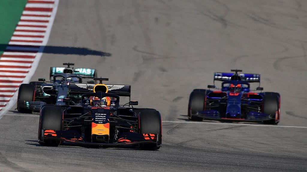 Max Verstappenin (etualalla), Daniil Kvjatin (oikealla) ja Lewis Hamiltonin (vasemmalla takana) välillä nähtiin erikoinen episodi USA:n GP:n harjoituksissa.