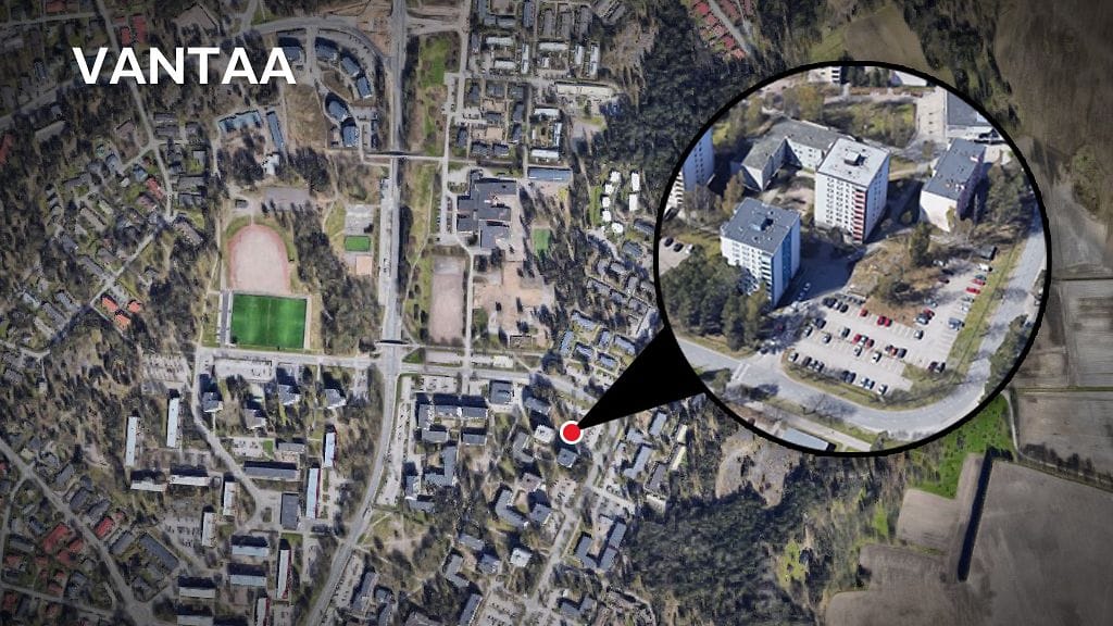 Poliisin mukaan 28-vuotias nainen oli saapumassa viime yönä kello 2.15–2.30 välisenä aikana Länsimäessä sijaitsevaan kerrostaloon, kun rappukäytävän edustalla oli seissyt tuntematon mieshenkilö.