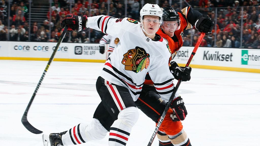 Chicago Blackhawksin puolustaja Olli Määttä esti Anaheim Ducksin Jakob Silfverbergin matkanteon.