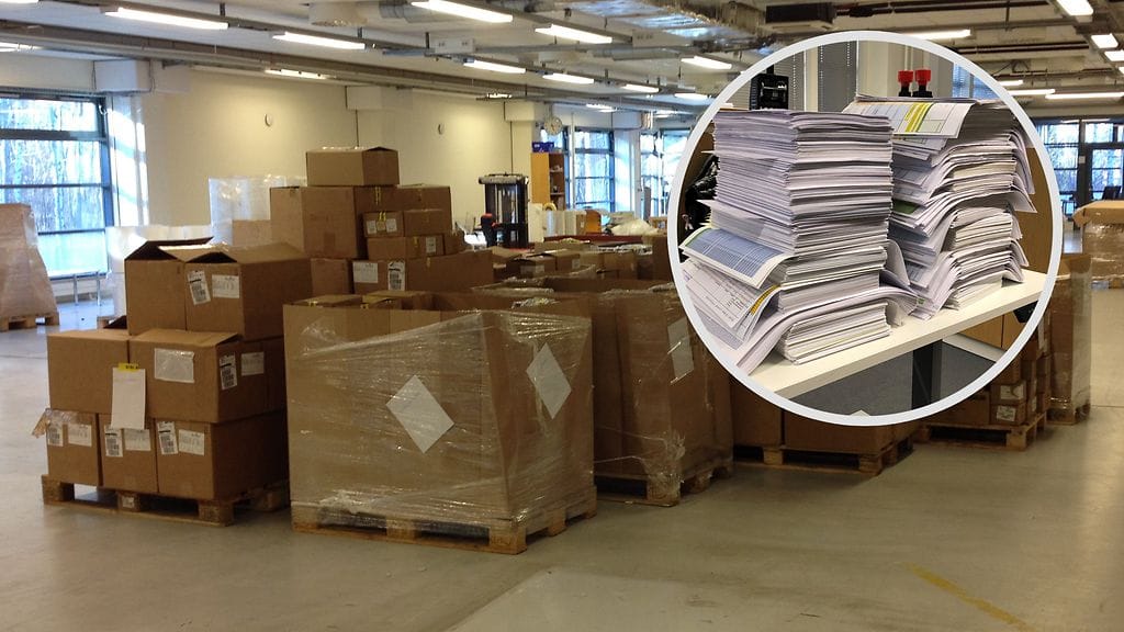 Rikoskokonaisuudessa epäillään vuosina tuodun maahan 39 eri tullauskerralla tuotteita, jotka ovat EU-alueella kiellettyjä, rajoitetuksen alaisia, luvanvaraisia tai erillisen viranomaisilmoituksen vaativia. Kuvassa varastossa olevia lähetyksiä, pienemmässä kuvassa noin 10 000 sivun esitutkintapöytäkirja asiasta.