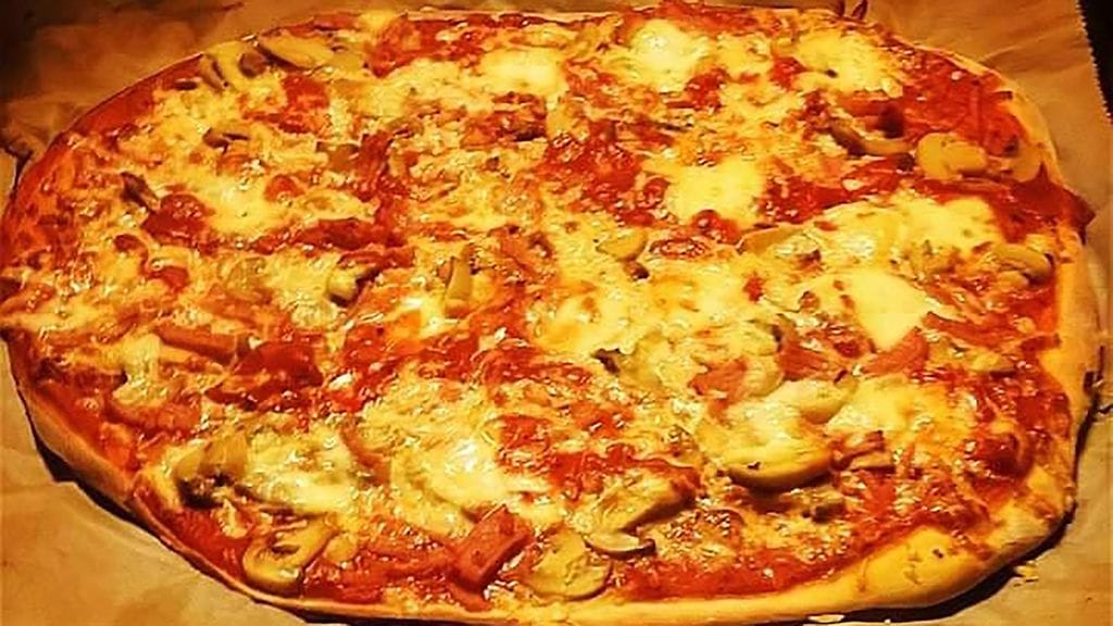 Tämän pizzan täytteet Markus on ostanut kaupan salaattibaarista.