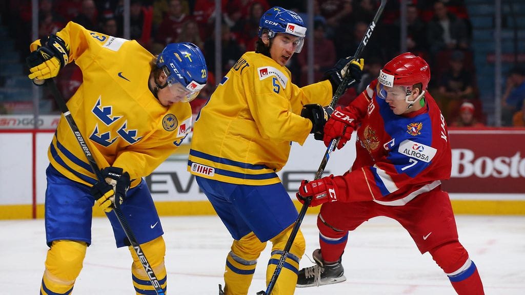 Ruotsin Lucas Carlsson (vas.) ja David Bernhardt yrittävät pitää Venäjän Kirill Kaprizovia kurissa nuorten MM-kisoissa vuonna 2017.