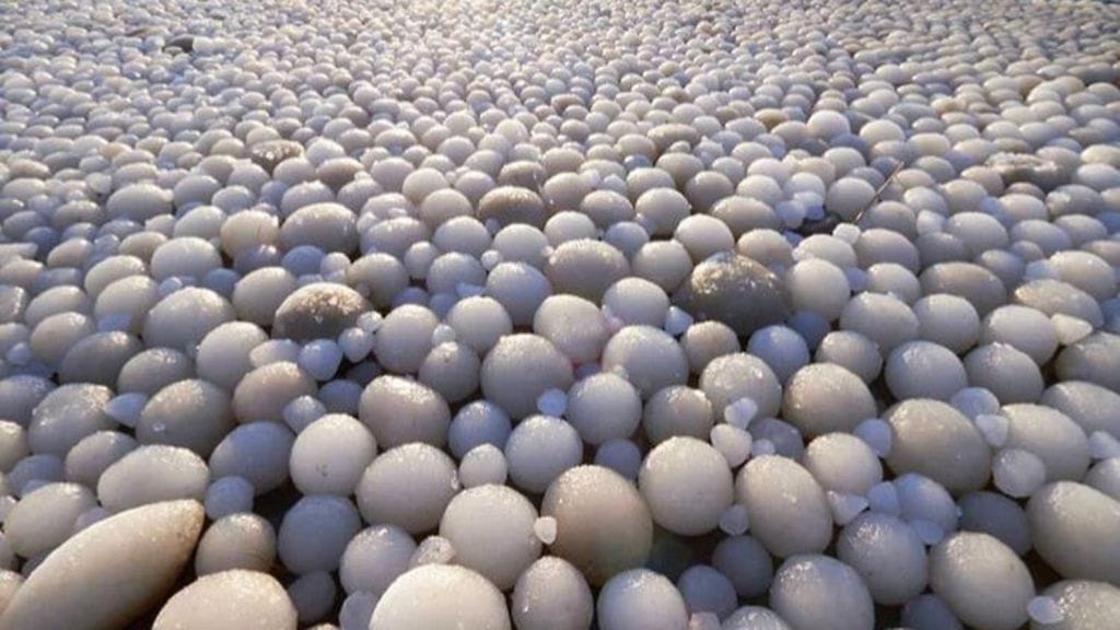 Hailuodon rantaan oli ilmestynyt näyttävä rykelmä jäisiä palloja.