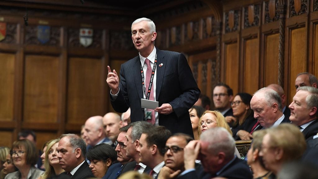 Työväenpuolueen edustaja Lindsay Hoyle kaitsee vastaisuudessa brittiparlamentikkoja.